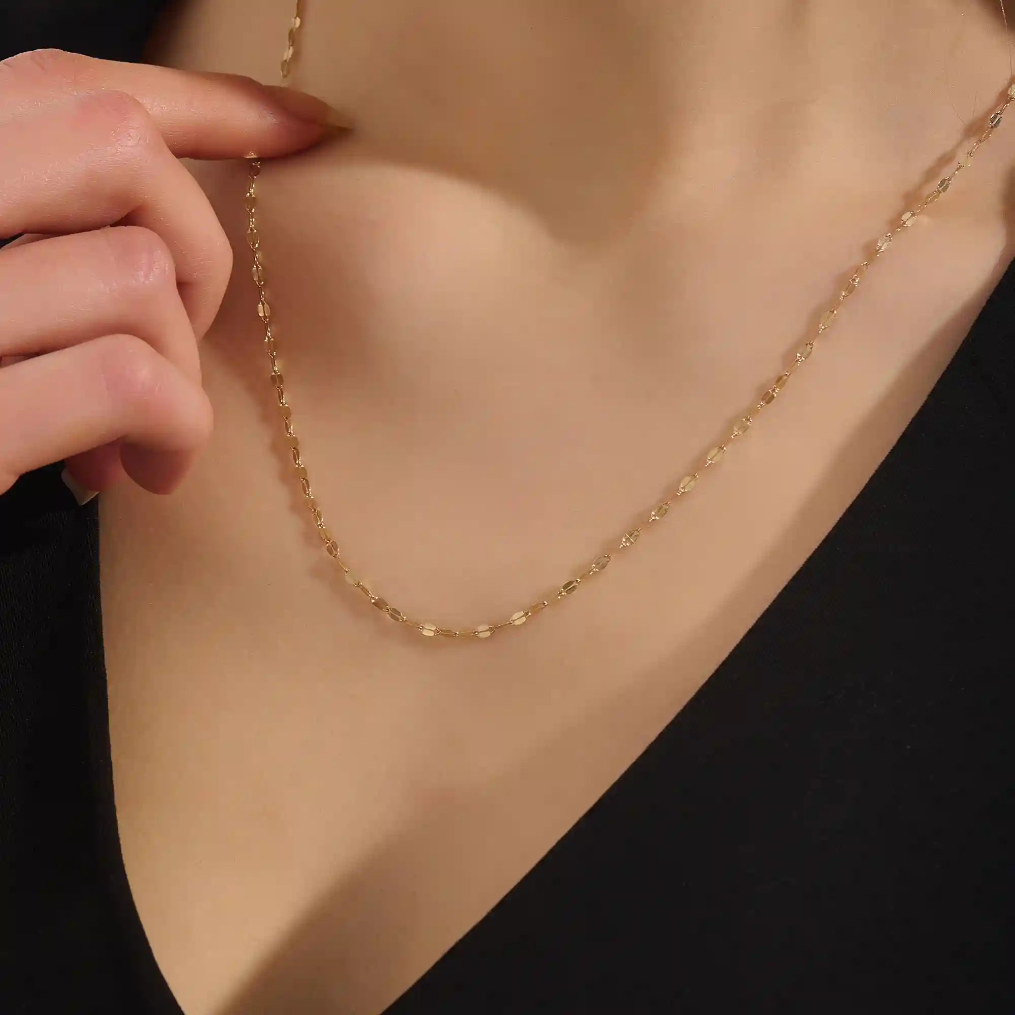 Woman wearing a 14k solid gold lip chain necklace with smooth, rounded links. A bold yet minimal piece for daily style. Perfect as a statement chain or base layer.