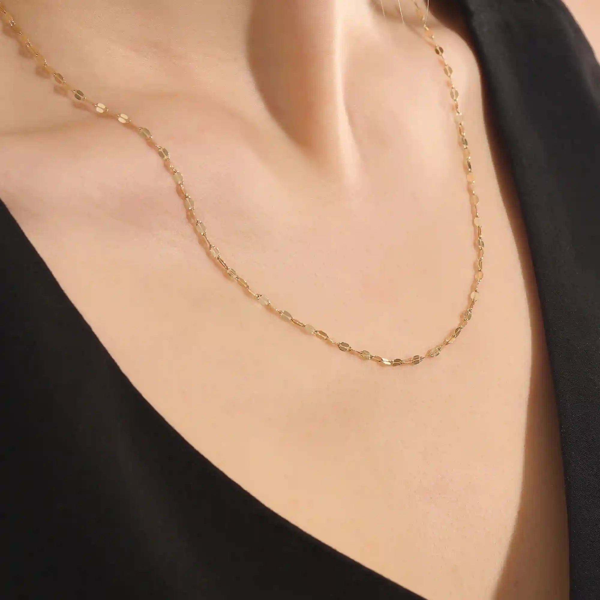 Woman wearing a 14k solid gold lip chain necklace with smooth, rounded links. A bold yet minimal piece for daily style. Perfect as a statement chain or base layer.