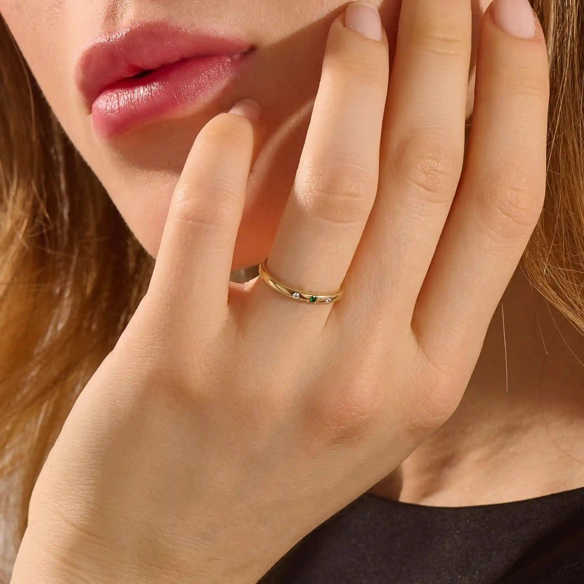 14K SOLID GOLD EMERALD AND MOISSANITE SLIM WEDDING BAND FOR WOMEN