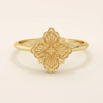 14k solid gold pinky signet ring featuring a clover-shaped motif. A minimalist and meaningful design for women’s everyday wear.