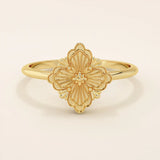 14k solid gold pinky signet ring featuring a clover-shaped motif. A minimalist and meaningful design for women’s everyday wear.