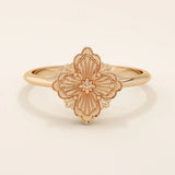 14k solid gold pinky signet ring featuring a clover-shaped motif. A minimalist and meaningful design for women’s everyday wear.