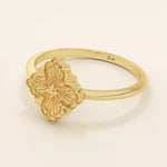 14k solid gold pinky signet ring featuring a clover-shaped motif. A minimalist and meaningful design for women’s everyday wear.
