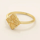 14k solid gold pinky signet ring featuring a clover-shaped motif. A minimalist and meaningful design for women’s everyday wear.