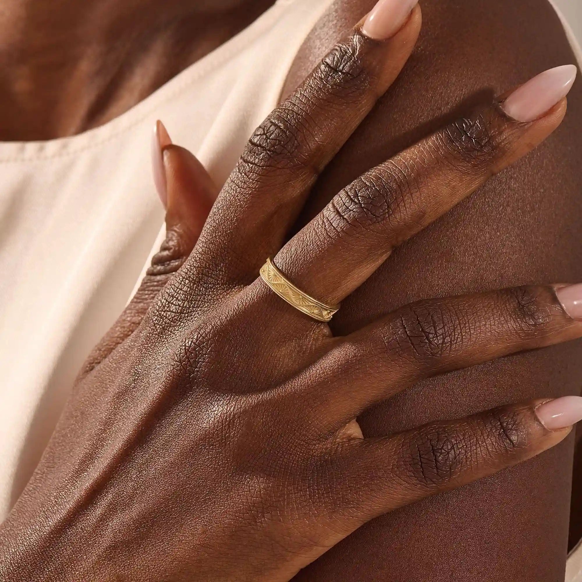 14K solid gold Flower Pattern alliance Band is the perfect unisex option as a wedding band14K solid gold Flower Pattern alliance Band is the perfect unisex option as a wedding band