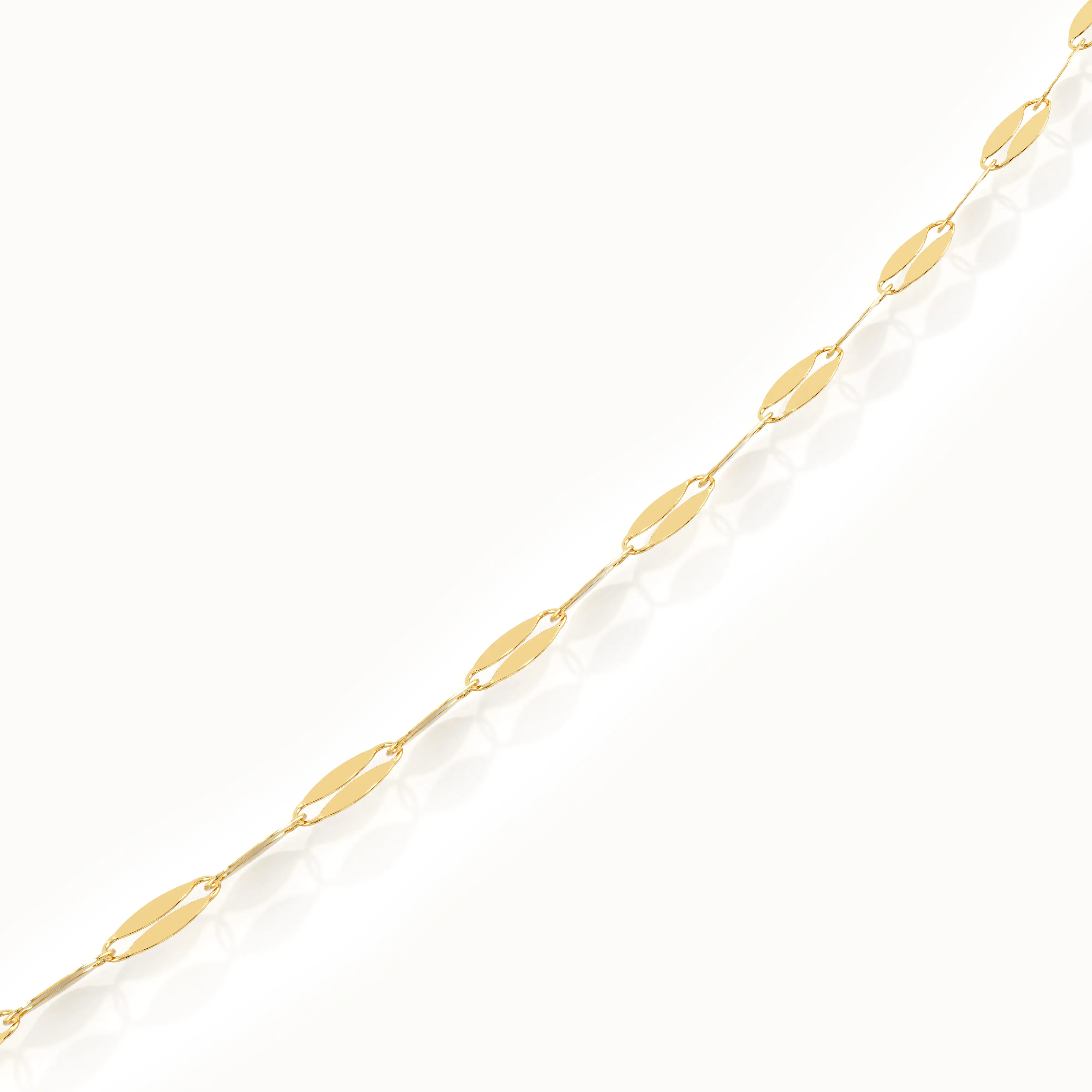 Lip Chain Necklace in Gold brennmore