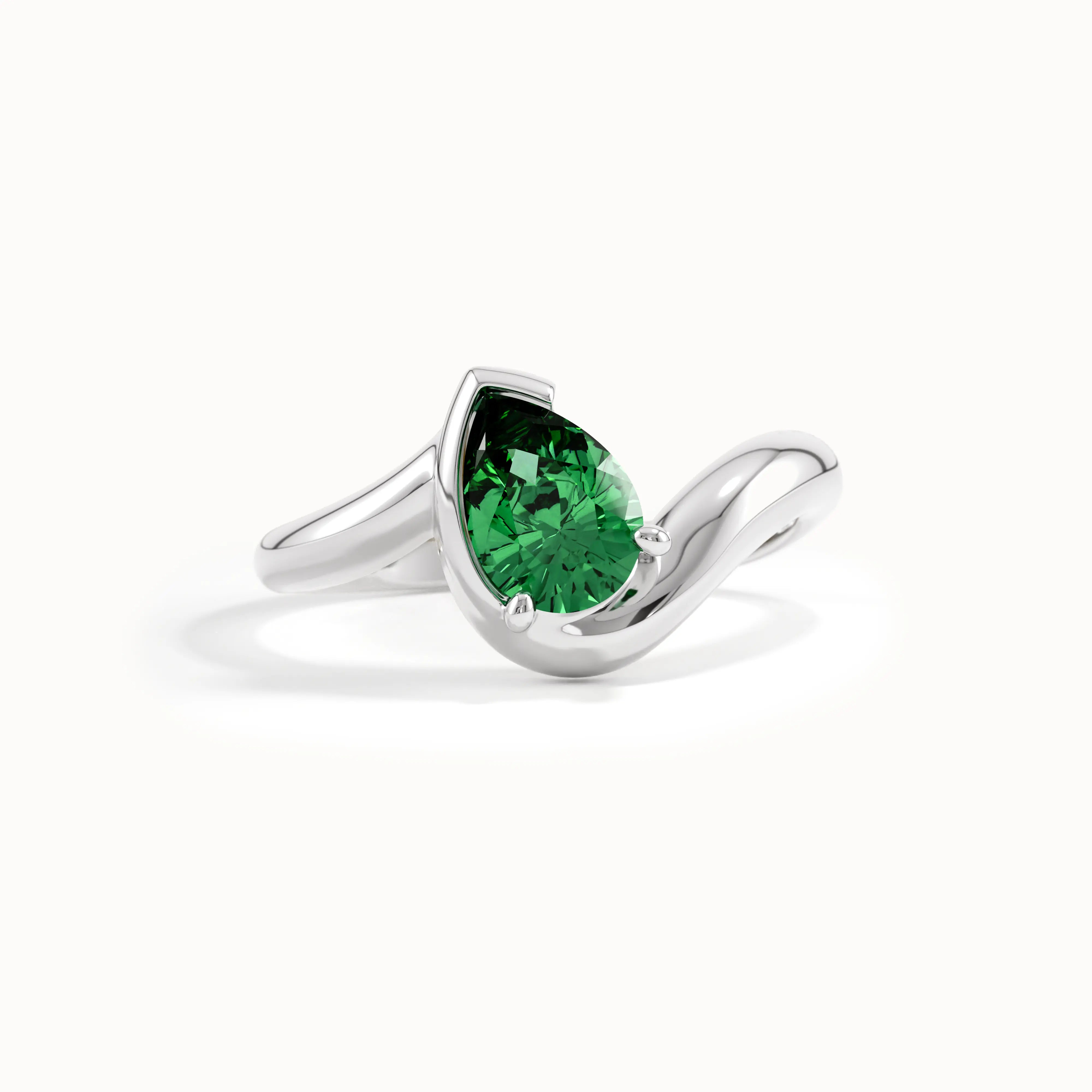 Solo Pear Emerald Wavy Ring