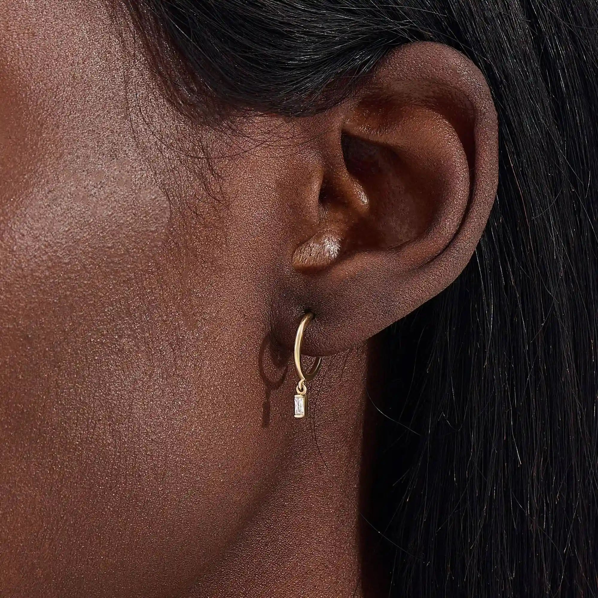 DANGLING BAGUETTE EARRING IN SOLID GOLD