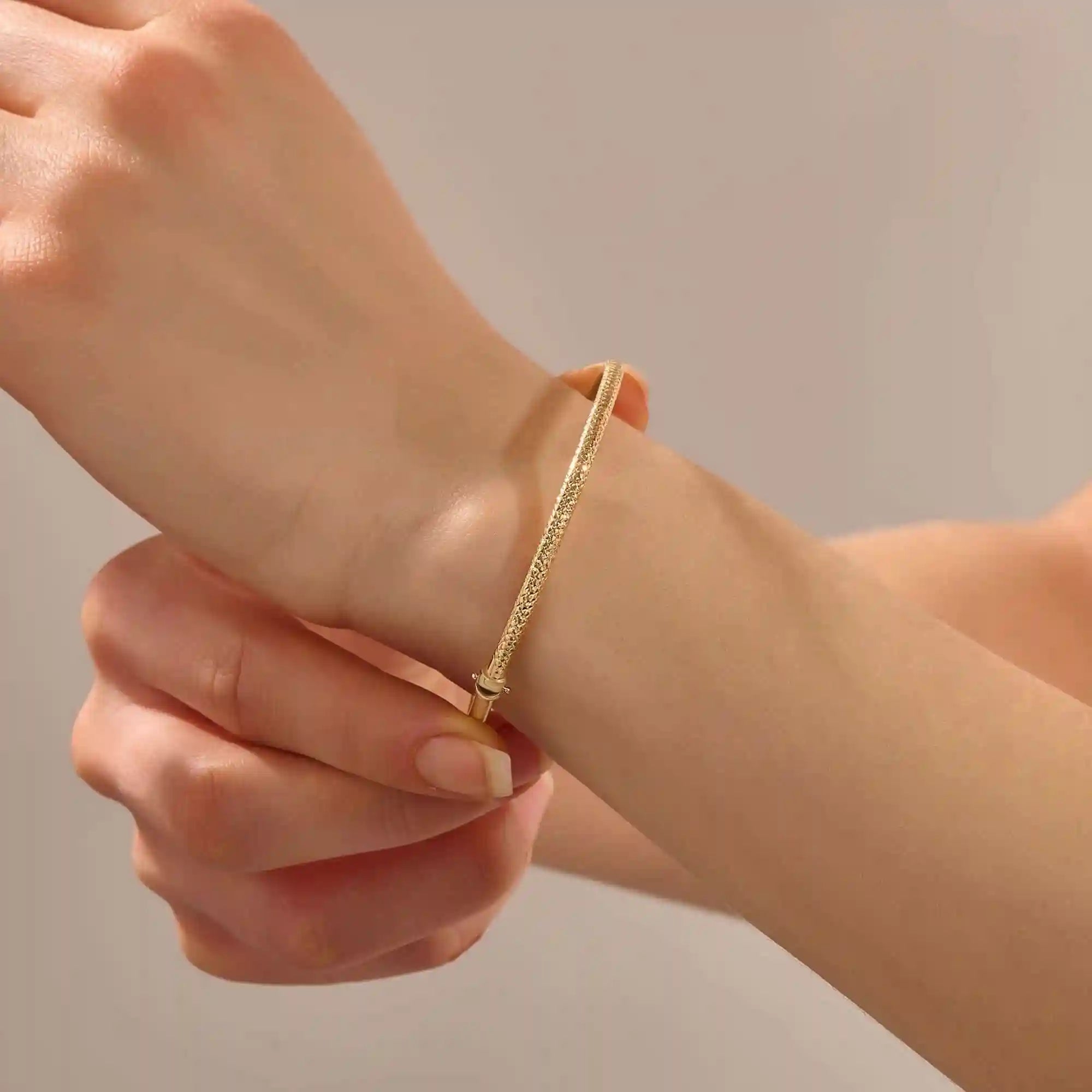 14K SOLID GOLD TEXTURED TUBE HINGED BANGLE BRACELET FOR WOMEN